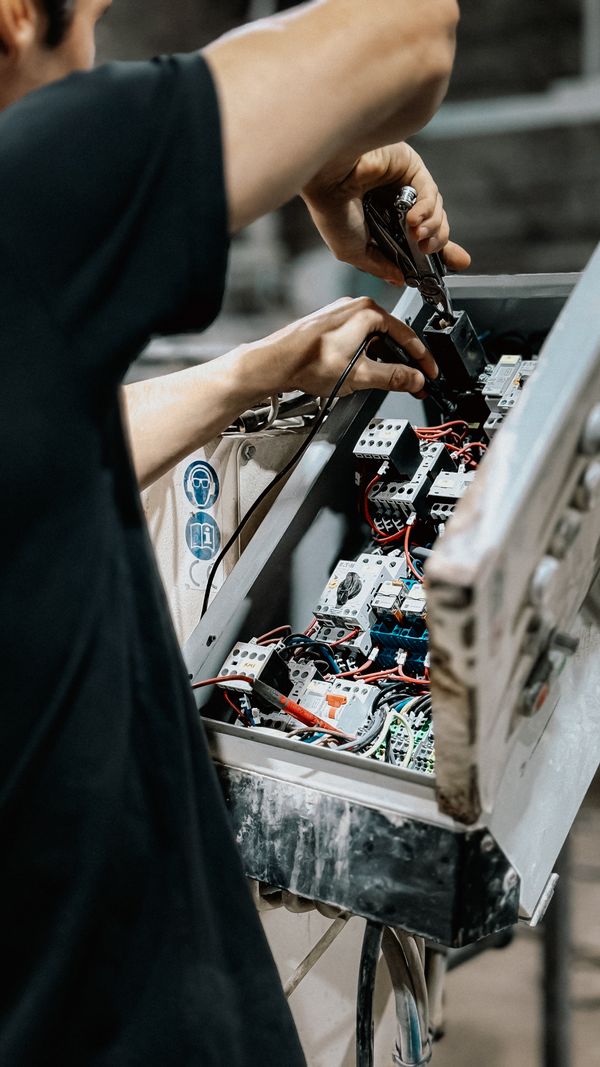 Başakşehir elektrikçi — tamirji sahada